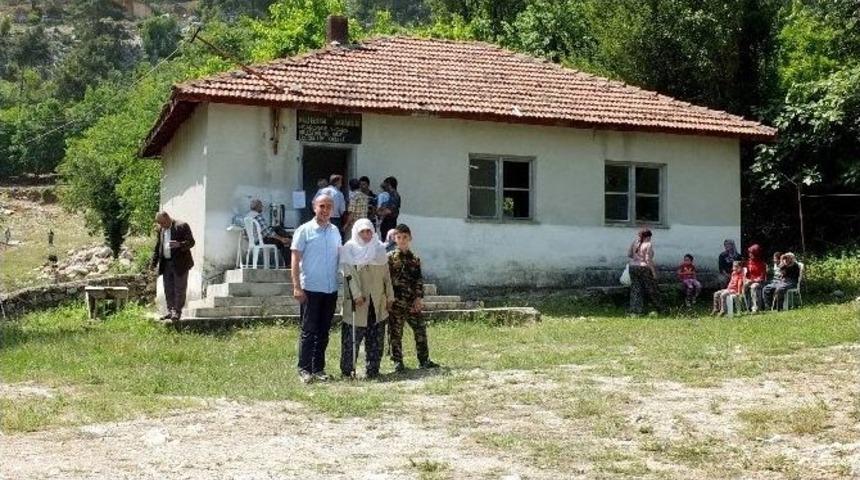 90 Yaşındaki Se&ccedil;men &Uuml;&ccedil;&uuml;nc&uuml; Kez Oy Kullandı