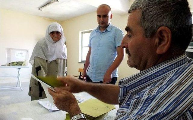 90 Yaşındaki Se&ccedil;men &Uuml;&ccedil;&uuml;nc&uuml; Kez Oy Kullandı 2