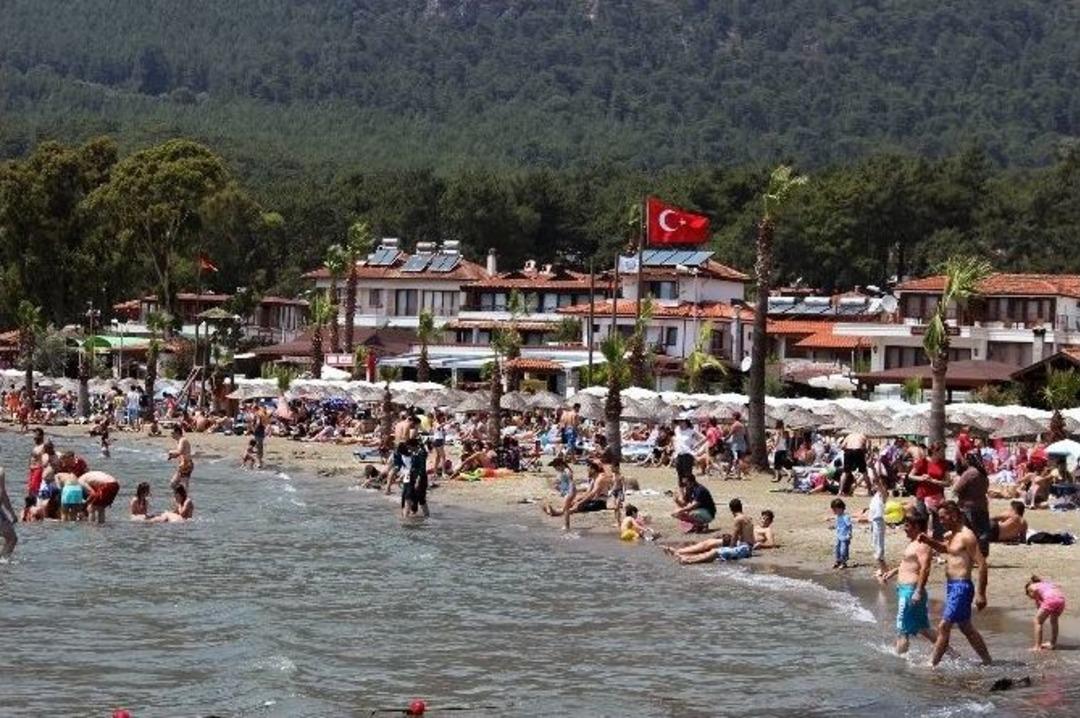 Akyaka Sahilinde Mahşeri Kalabalık