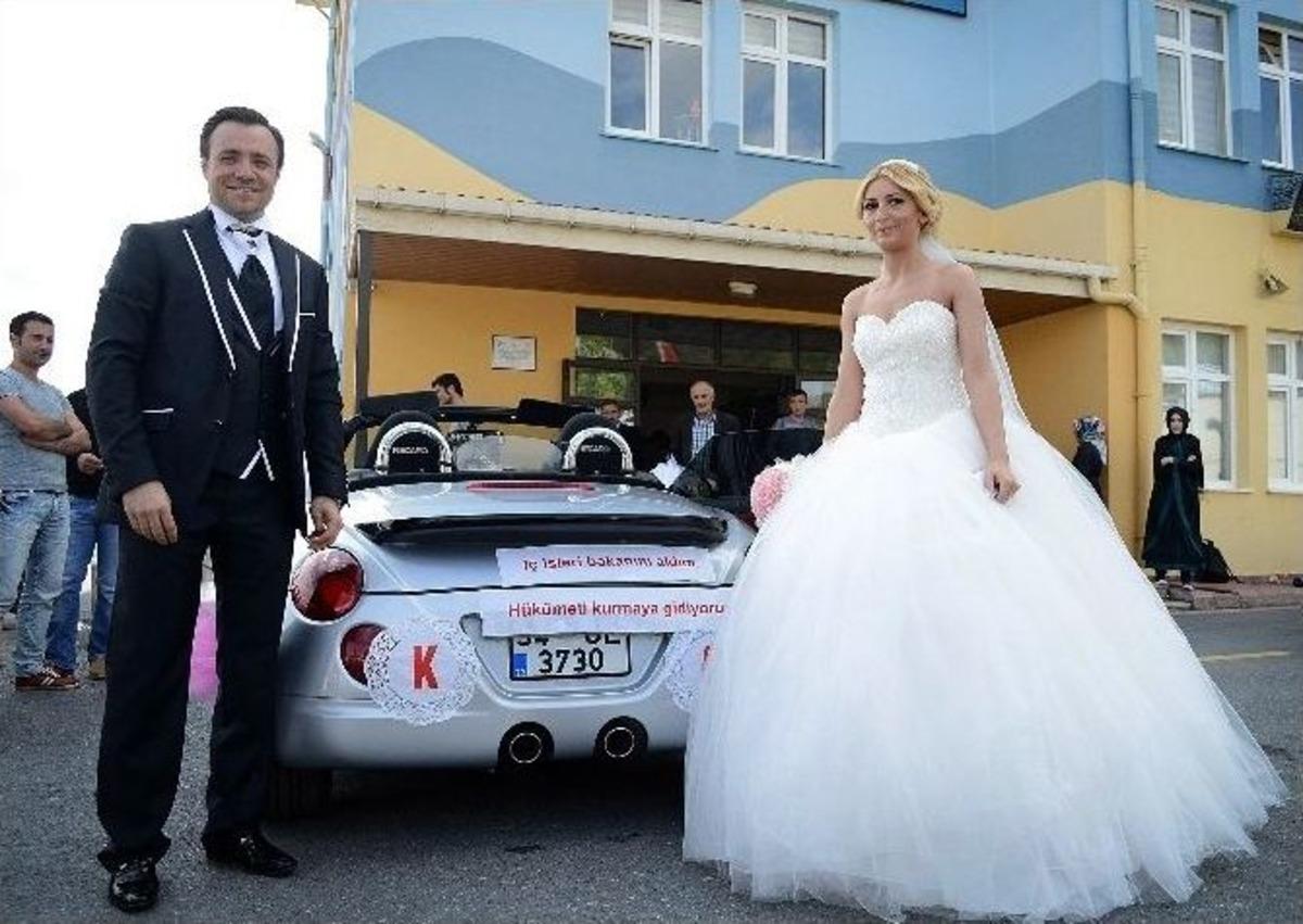 Sandık Başına Gelinlik Ve Damatlıkla Ge&ccedil;tiler