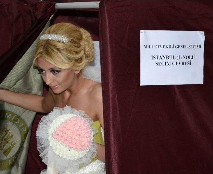 Sandık Başına Gelinlik Ve Damatlıkla Geçtiler G2