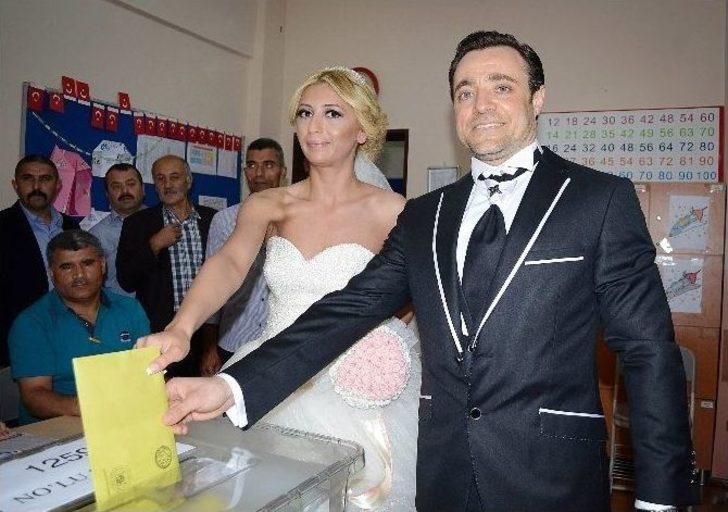 Sandık Başına Gelinlik Ve Damatlıkla Geçtiler G3