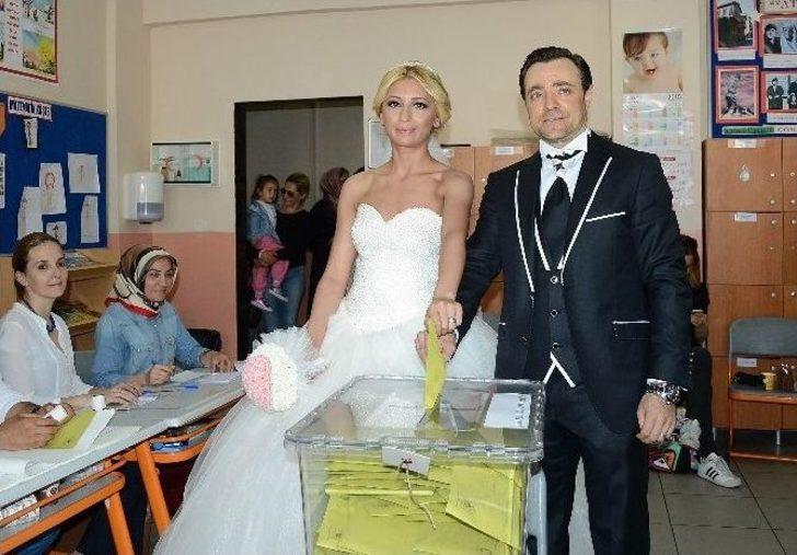 Sandık Başına Gelinlik Ve Damatlıkla Geçtiler G4