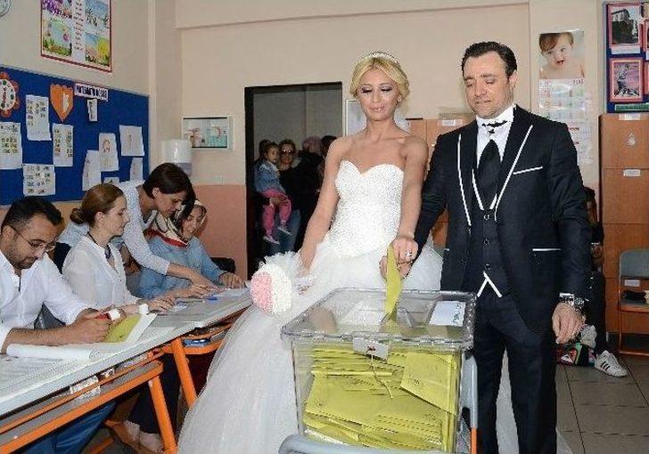 Sandık Başına Gelinlik Ve Damatlıkla Geçtiler G5