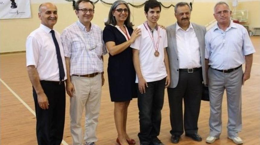 Bah&ccedil;eşehir Kolejinden Satran&ccedil;ta T&uuml;rkiye Derecesi