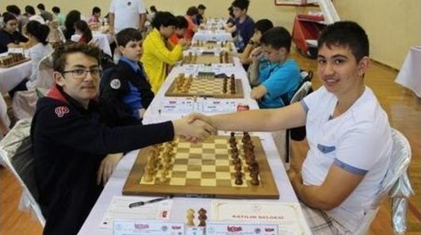 Burhaniye&rsquo;de Satran&ccedil; Şampiyonası Sona Erdi