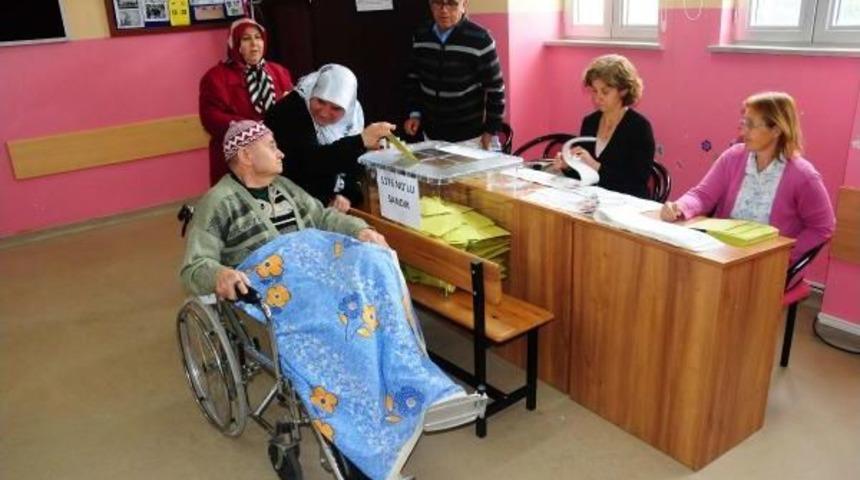 Sedye Ve Tekerlekli Sandalye Ile Gelip Oy Kullandılar
