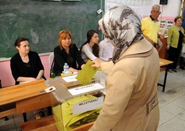 Sedye Ve Tekerlekli Sandalye Ile Gelip Oy Kullandılar 1