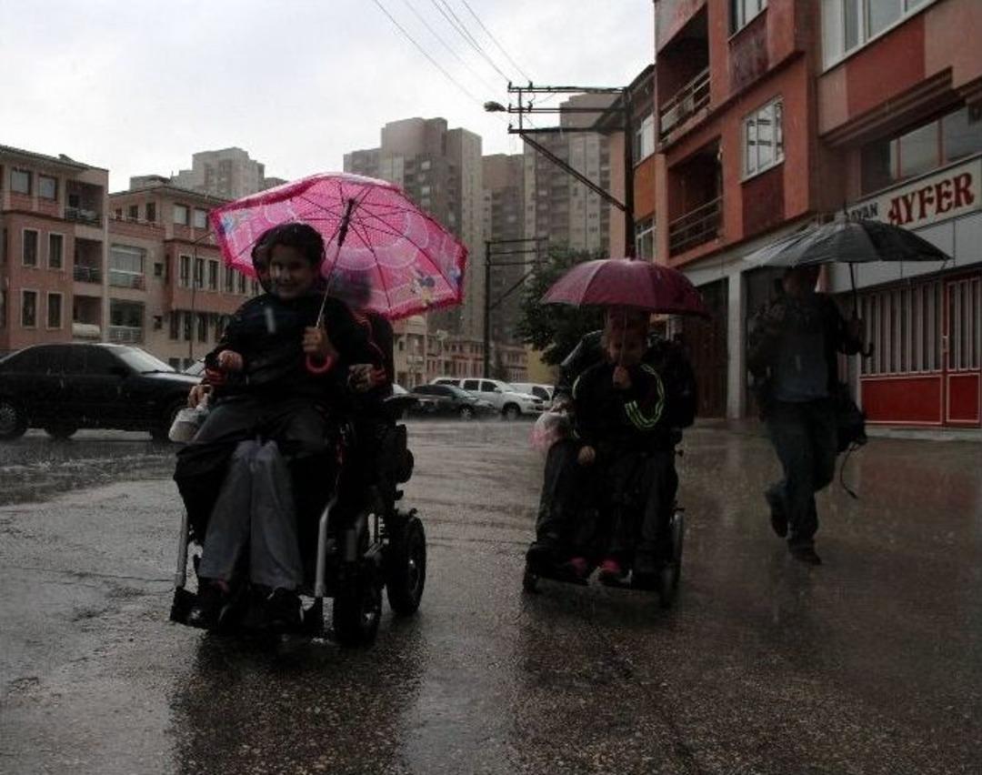 Tekerlekli Sandalyeyle Oy Kullanmaya Giden &Ccedil;ift Yağmura Yakalandı