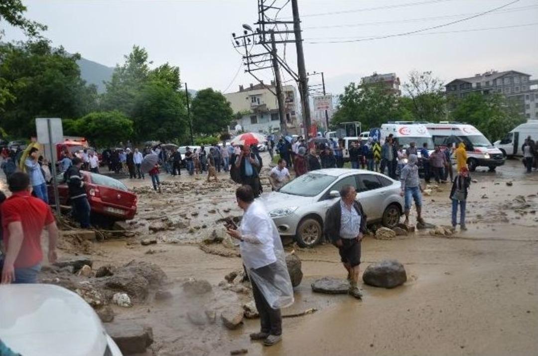 Bursa&rsquo;da Sel Okulun Davrını Yıktı, Oy Kullamaya Gelen 50 Kişi Mahsur Kaldı