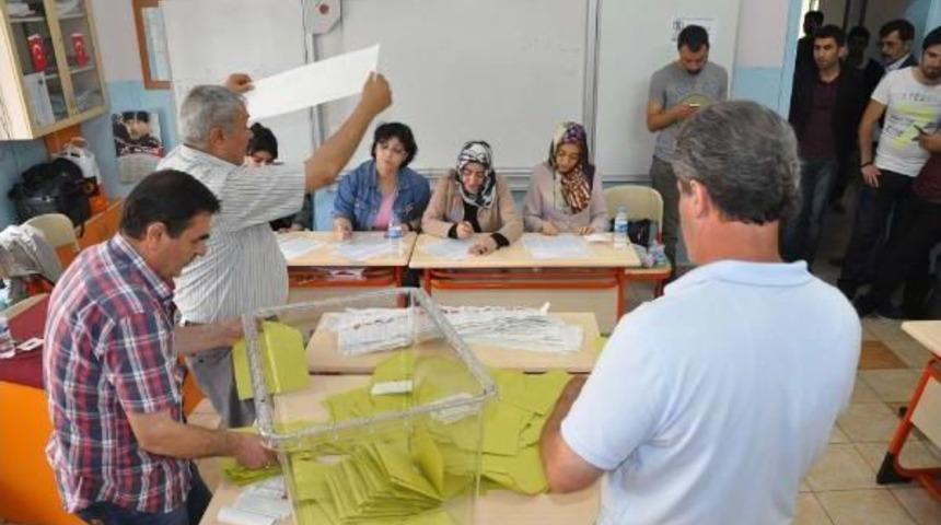 Bakan Yılmaz'ın Sandığından Ak Parti Birinci &Ccedil;ıktı