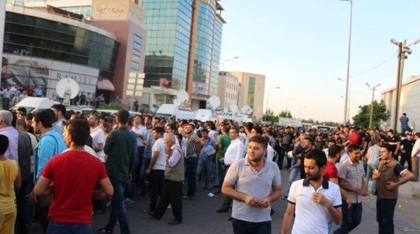 Diyarbakır&rsquo;da İl Se&ccedil;im Kurulu&rsquo;nun &Ouml;n&uuml;nde Gergin Bekleyiş