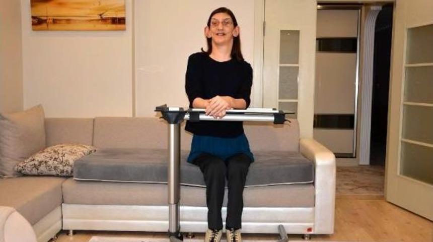 D&uuml;nyanın En Uzun Boylu Kızı Ilk Oyunu Kullanamadı