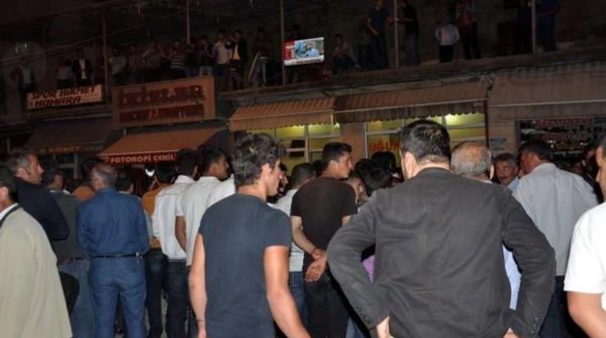 Bitlis'te Se&ccedil;im Sonu&ccedil;larını Sokakta Izlediler