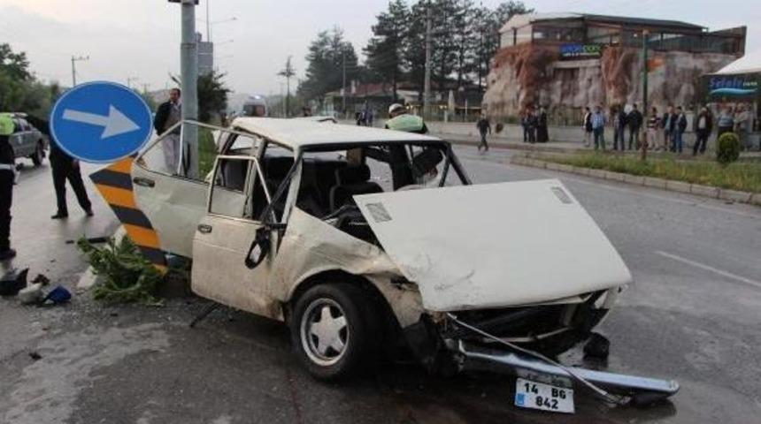 Otomobil Ambulansa &Ccedil;arptı: 4 Yaralı