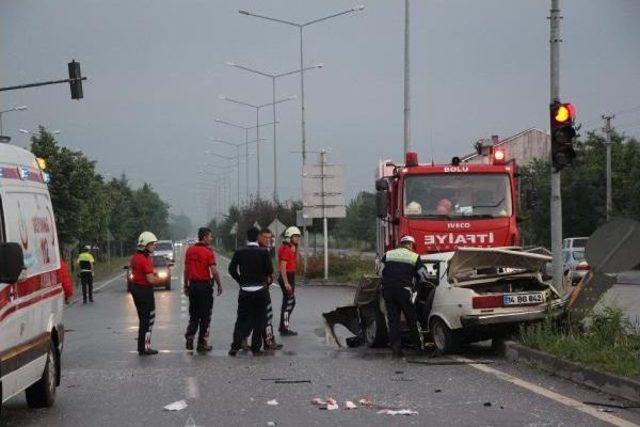 Otomobil Ambulansa Çarptı: 4 Yaralı