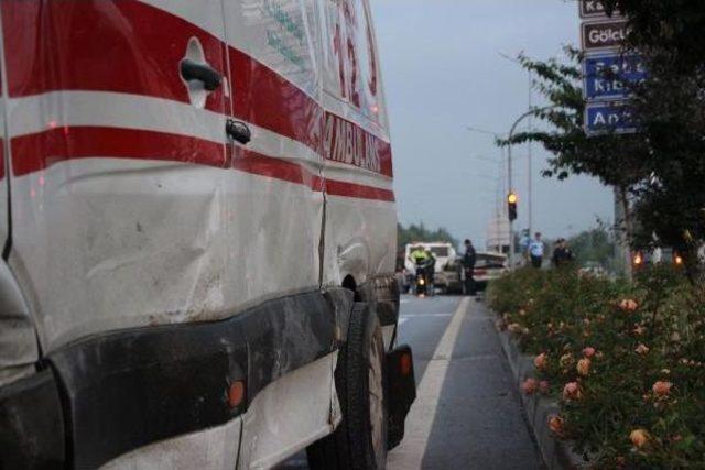 Otomobil Ambulansa Çarptı: 4 Yaralı