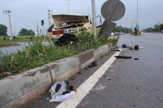 Otomobil Ambulansa Çarptı: 4 Yaralı