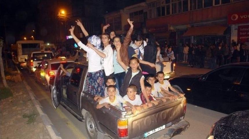 Y&uuml;ksekova&rsquo;da Se&ccedil;im Kutlamalarında 4 Kişi Yaralandı