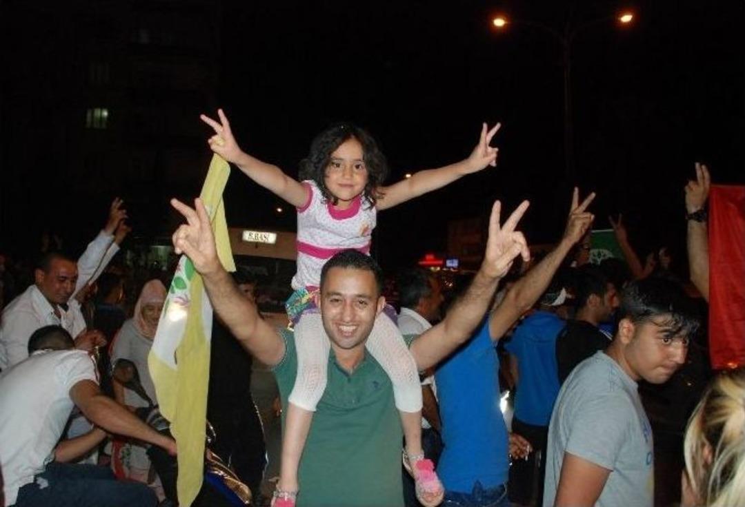 Hdp Barajı Aştı, Diyarbakır&rsquo;da Halk Sokağa D&ouml;k&uuml;ld&uuml;