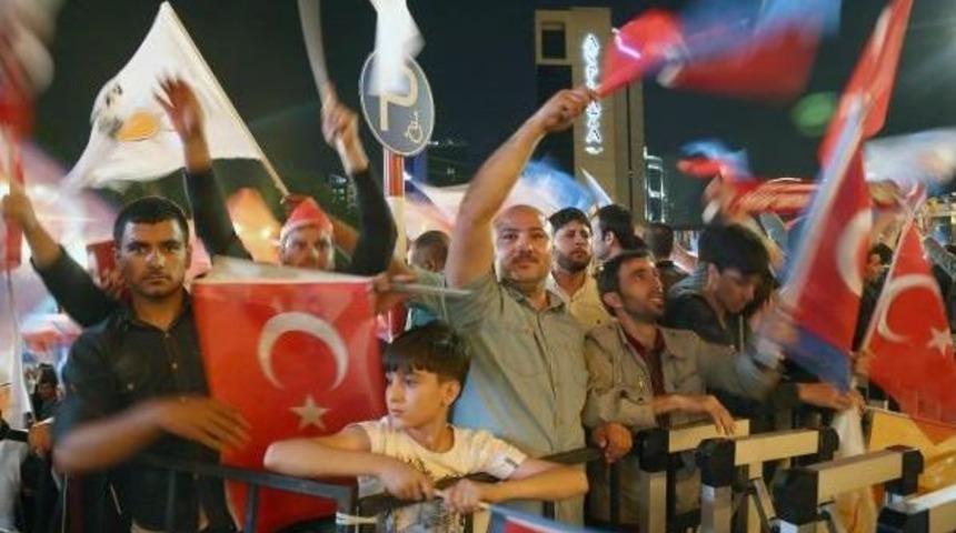 Ak Parti'liler, Başbakan Davutoğlu'nun Balkon Konuşmasını Bekliyor