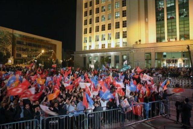 Ak Parti liler, Başbakan Davutoğlu nun Balkon Konuşmasını Bekliyor 1