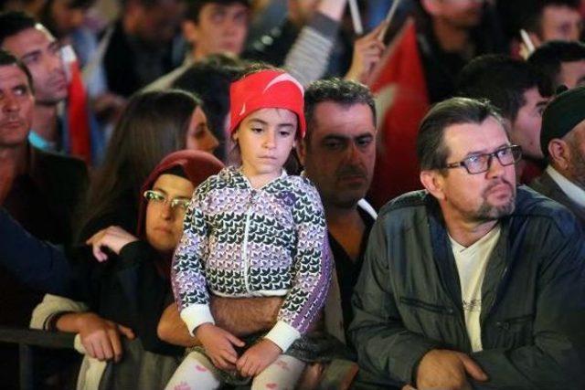 Ak Parti liler, Başbakan Davutoğlu nun Balkon Konuşmasını Bekliyor 2