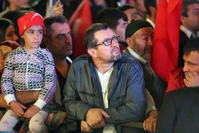 Ak Parti liler, Başbakan Davutoğlu nun Balkon Konuşmasını Bekliyor 3