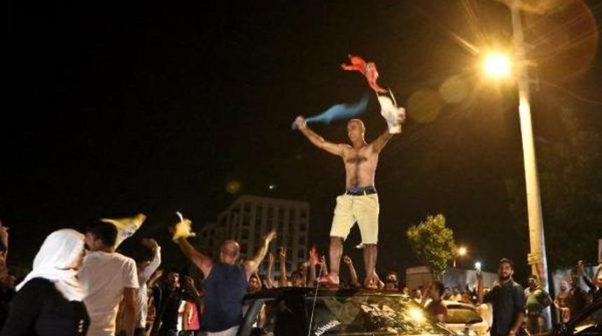 Antalya'da Hdp'liler Sevin&ccedil; I&ccedil;in Sokağa &Ccedil;ıktı