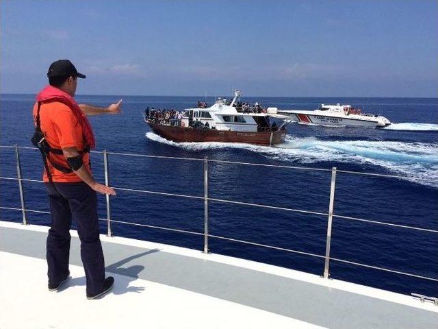 Finike Açıklarında İki Teknede 166 Sığınmacı Yakalandı