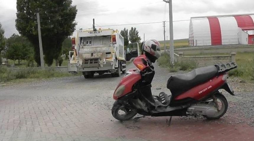 Motosiklet &Ccedil;&ouml;p Kamyonuna &Ccedil;arptı: 1 Yaralı