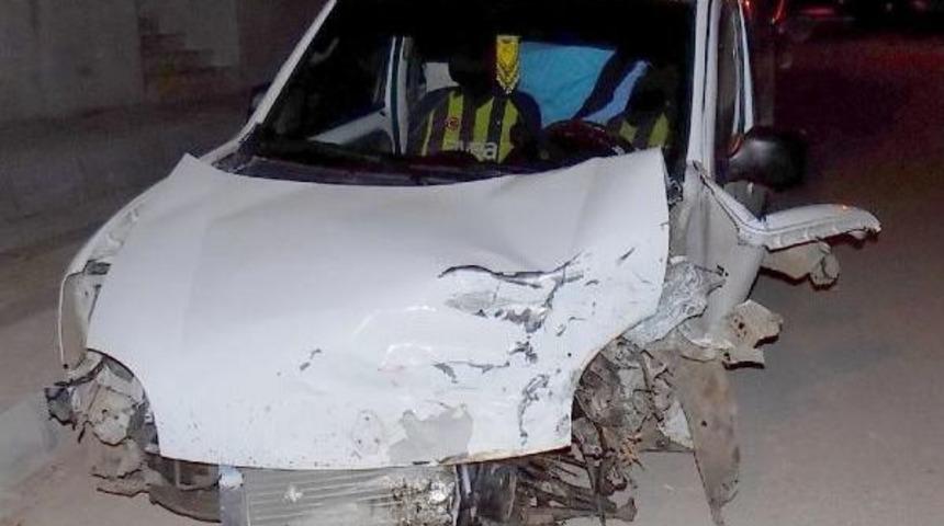 &Ccedil;orum'da 2 Otomobil  &Ccedil;arpıştı: 6 Yaralı