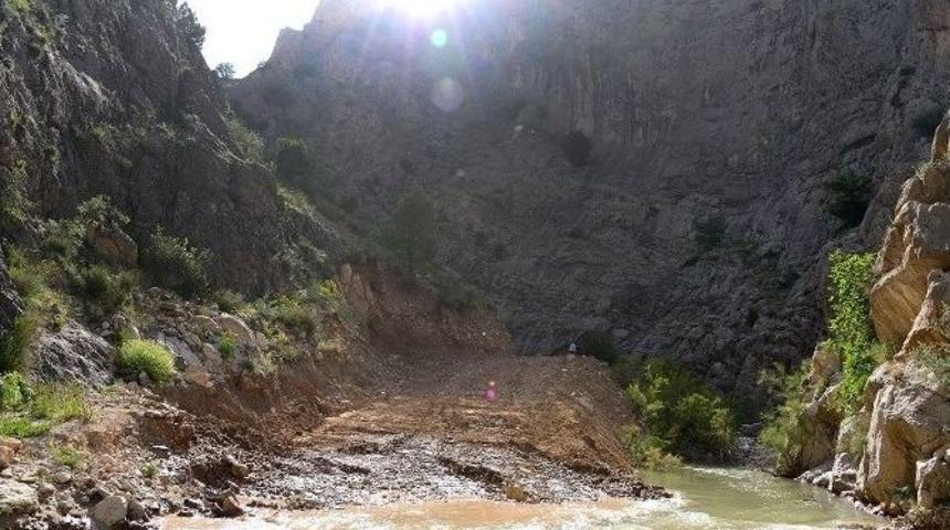 Ak&ccedil;adağ&rsquo;da Sulama Suyu Projesi İ&ccedil;in 2 Km&rsquo;lik Yol A&ccedil;ıldı