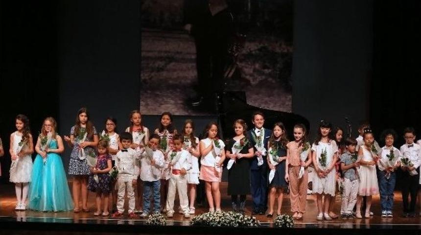 Doktorluk Kariyerine M&uuml;ziği Ekledi