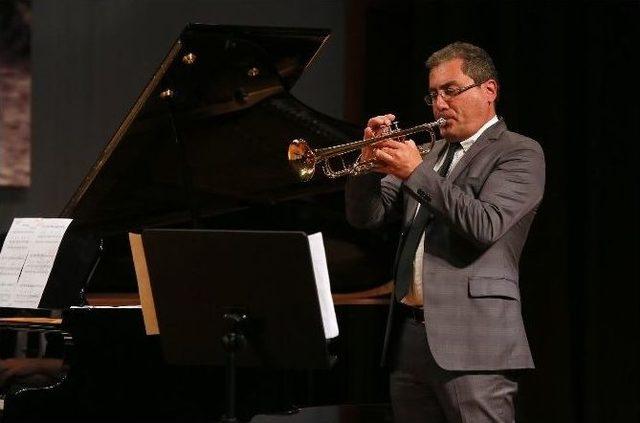 Doktorluk Kariyerine M&uuml;ziği Ekledi 1