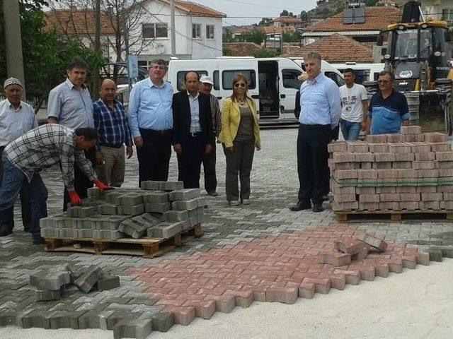 Yunusemre’de Parke Taşı Döşeme Çalışmaları Devam Ediyor