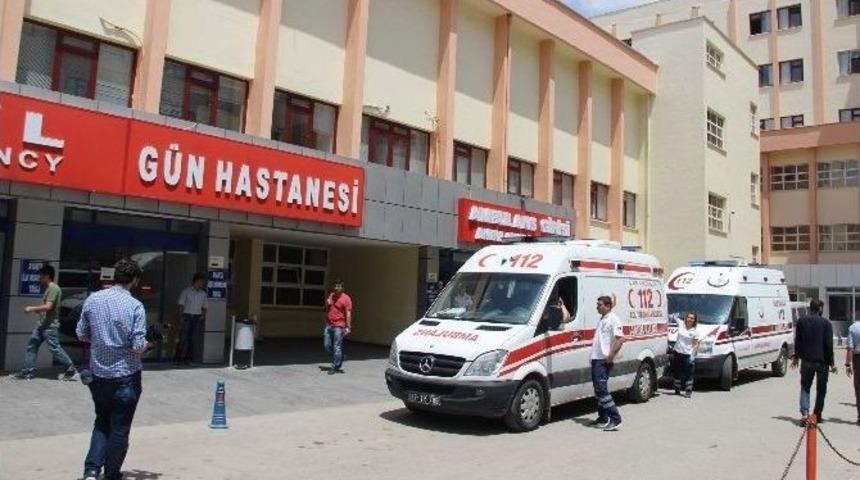 Gaziantep&rsquo;te Hasta Yakını, Doktor Ve Polise Bı&ccedil;akla Saldırdı