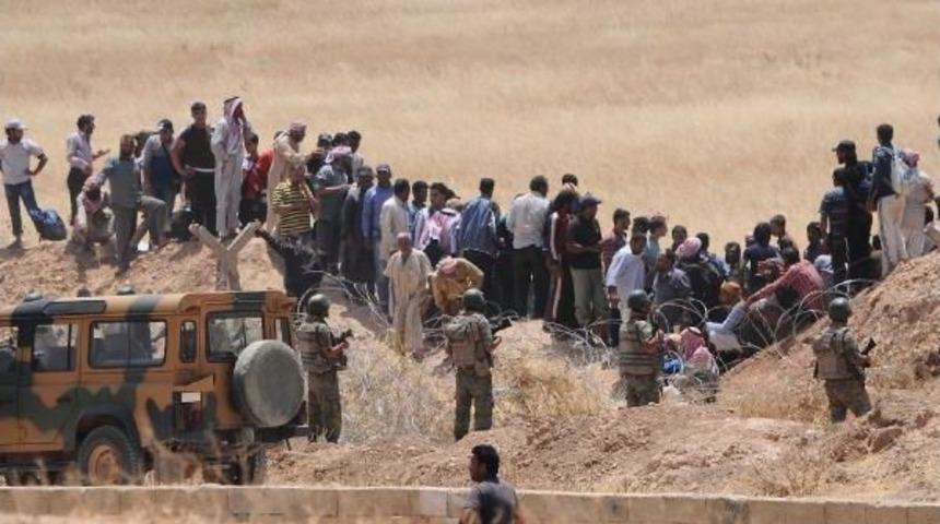 Ak&ccedil;akale'de 2 Bin 500 Suriyeli Sınırda Bekliyor