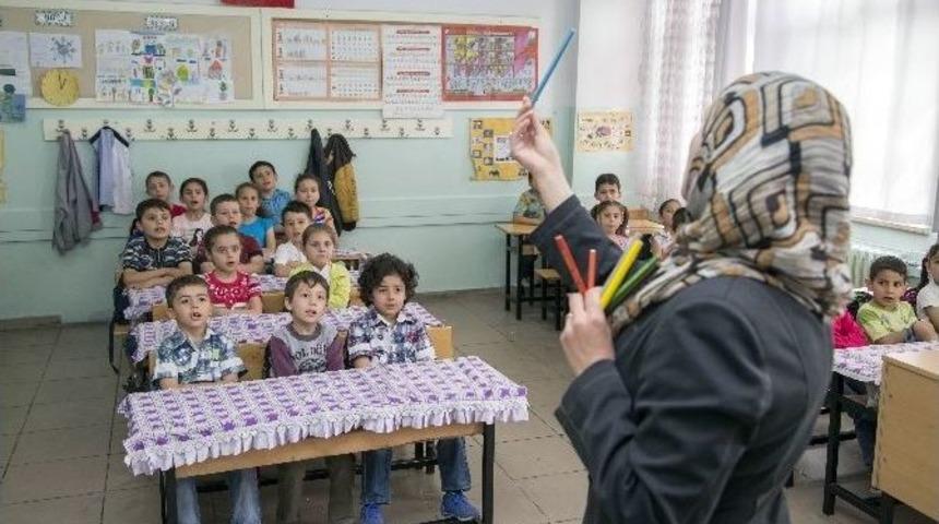 Suriyeli Yetim &Ccedil;ocukların Mezuniyet Heyecanı