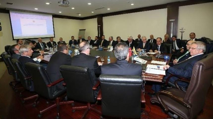 Aziz Yıldırım Mazbatasını Aldı