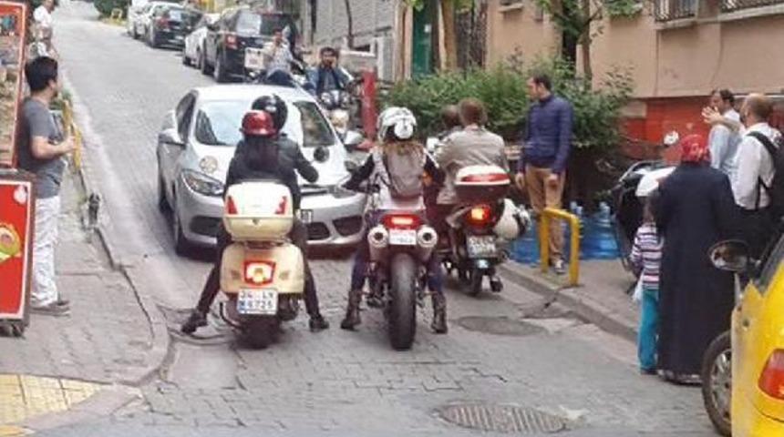 Motosikletli Kadınlarla Otomobil S&uuml;r&uuml;c&uuml;s&uuml;n&uuml;n "yol Verme" Tartışması