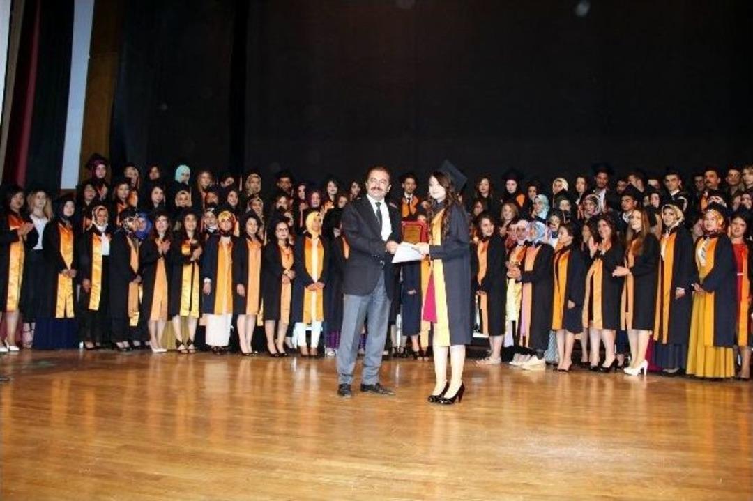 Er&uuml; Halil Bayraktar Sağlık Hizmetleri Meslek Y&uuml;ksekokulu&rsquo;nda Mezuniyet Sevinci