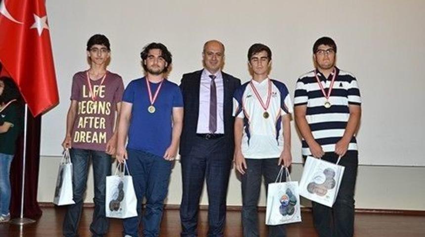 Şampiyon Matematik&ccedil;ilere Madalya