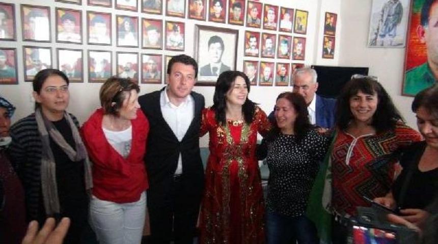 Kars'ta Hdp&rsquo;Liler Fransız G&ouml;zlemcilerle Halay &Ccedil;ekerek Kutlama Yaptı