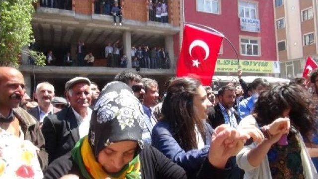 Kars'ta Hdp’Liler Fransız Gözlemcilerle Halay Çekerek Kutlama Yaptı