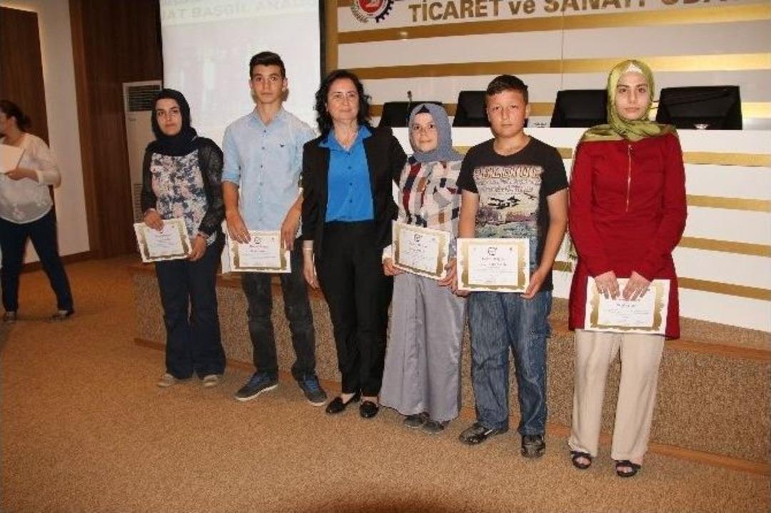 Kompozisyon Yarışmasında Dereceye Giren &Ouml;ğrenciler Sertifikalarını Aldı
