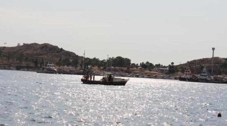 Fo&ccedil;a'da Amat&ouml;r Balık&ccedil;ılar &Ouml;l&uuml;mden D&ouml;nd&uuml;