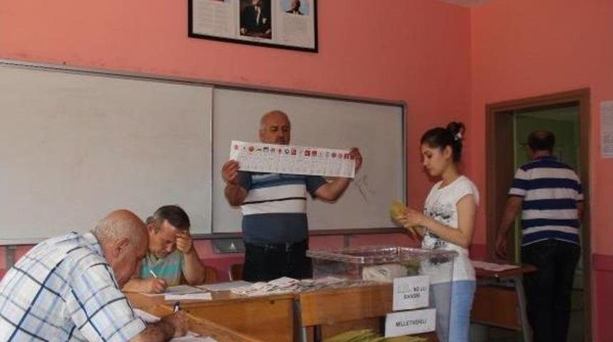 Acarlar'da Se&ccedil;menin Yarıya Yakını Sandığa Gitmedi