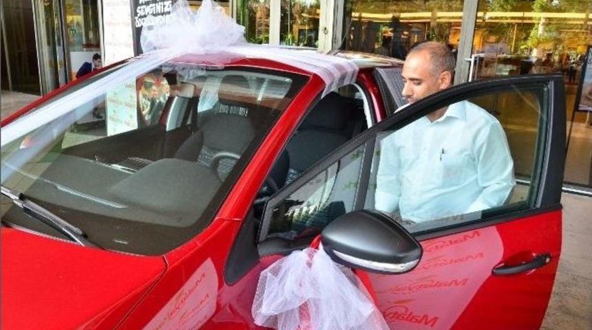 75 Tl Alışveriş İle Kazandığı Aracını Teslim Aldı