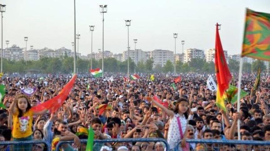 Diyarbakır'da Hdp'lilerin Se&ccedil;im Kutlaması Sıkı G&uuml;venlik &Ouml;nlemleri Altında Yapıldı